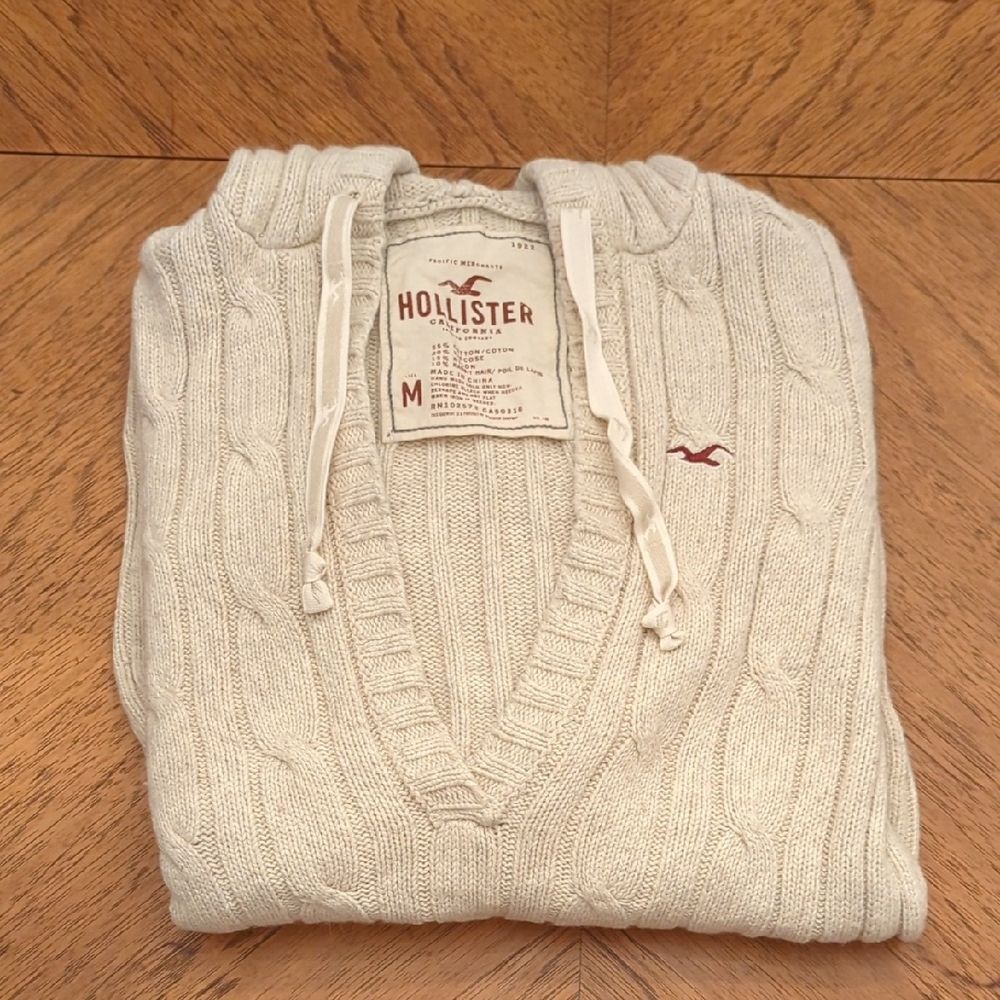 Y2K Hollister Women's Cable Knit Hooded V-Neck Sweater in Cream Bella Babydoll